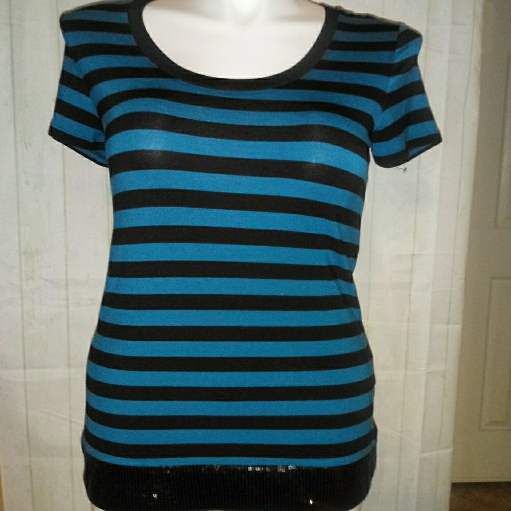 SOLD❤ 3 for $20....Apt 9 shirt w/ Sequence
